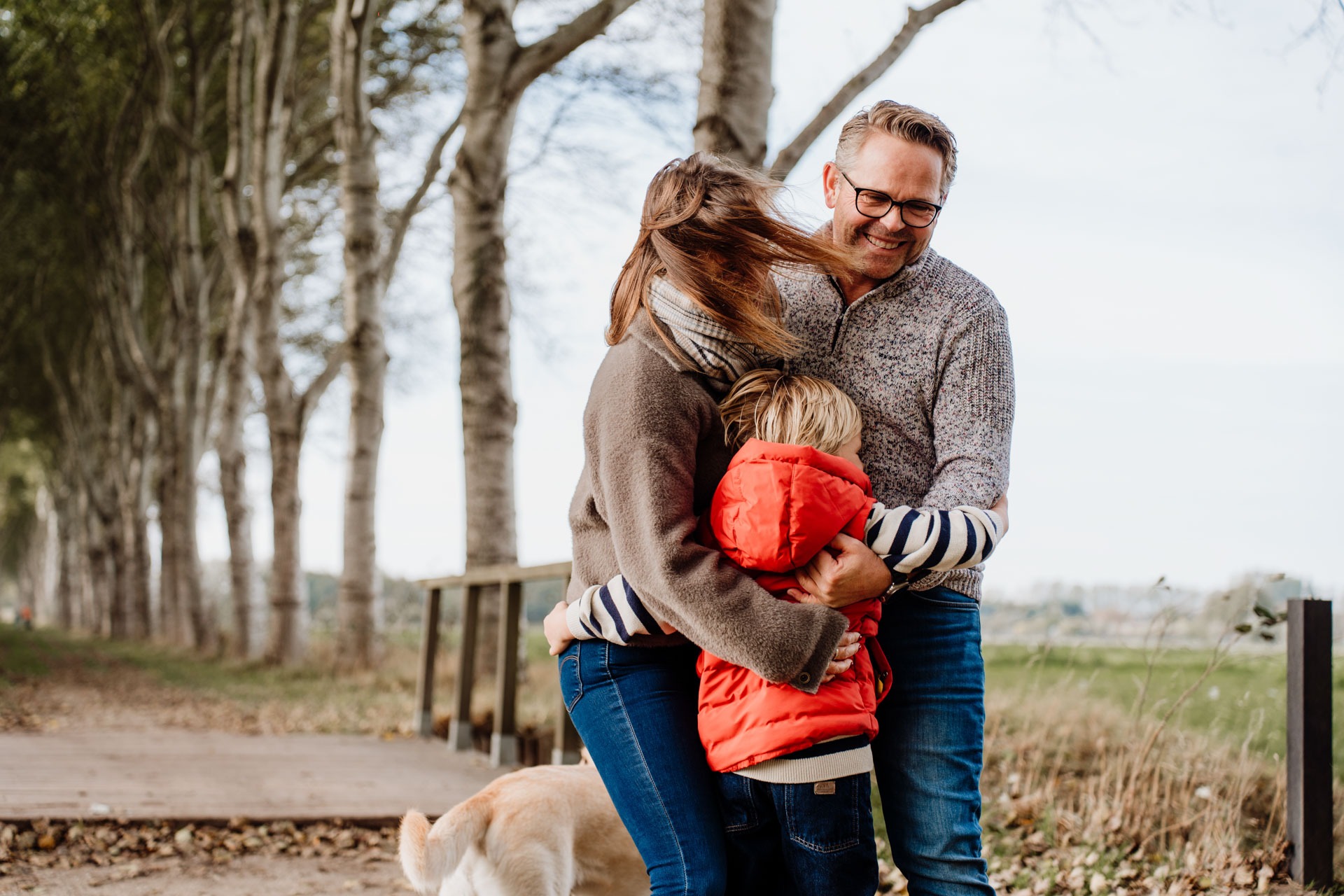 Familieshoot Annabos Rockanje – spontaan moment tijdens het spelen in het bos