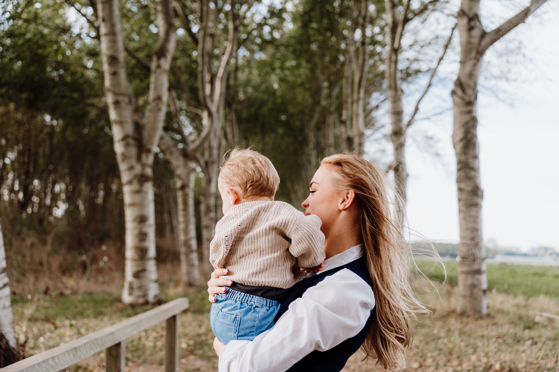 Familieshoot Annabos Rockanje – kind rent speels door het bos