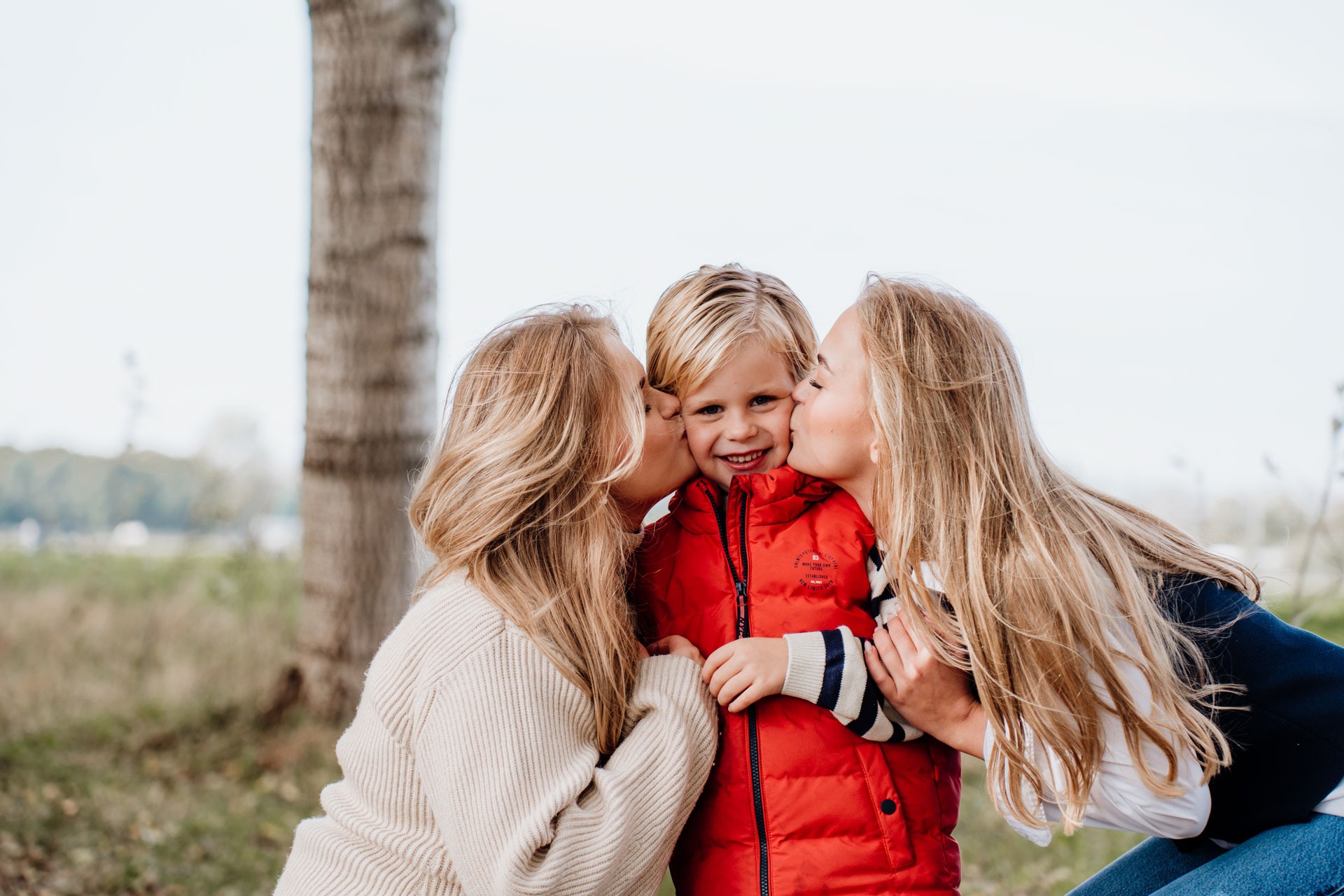 Familieshoot Annabos Rockanje – twee zusjes geven elkaar een knuffel