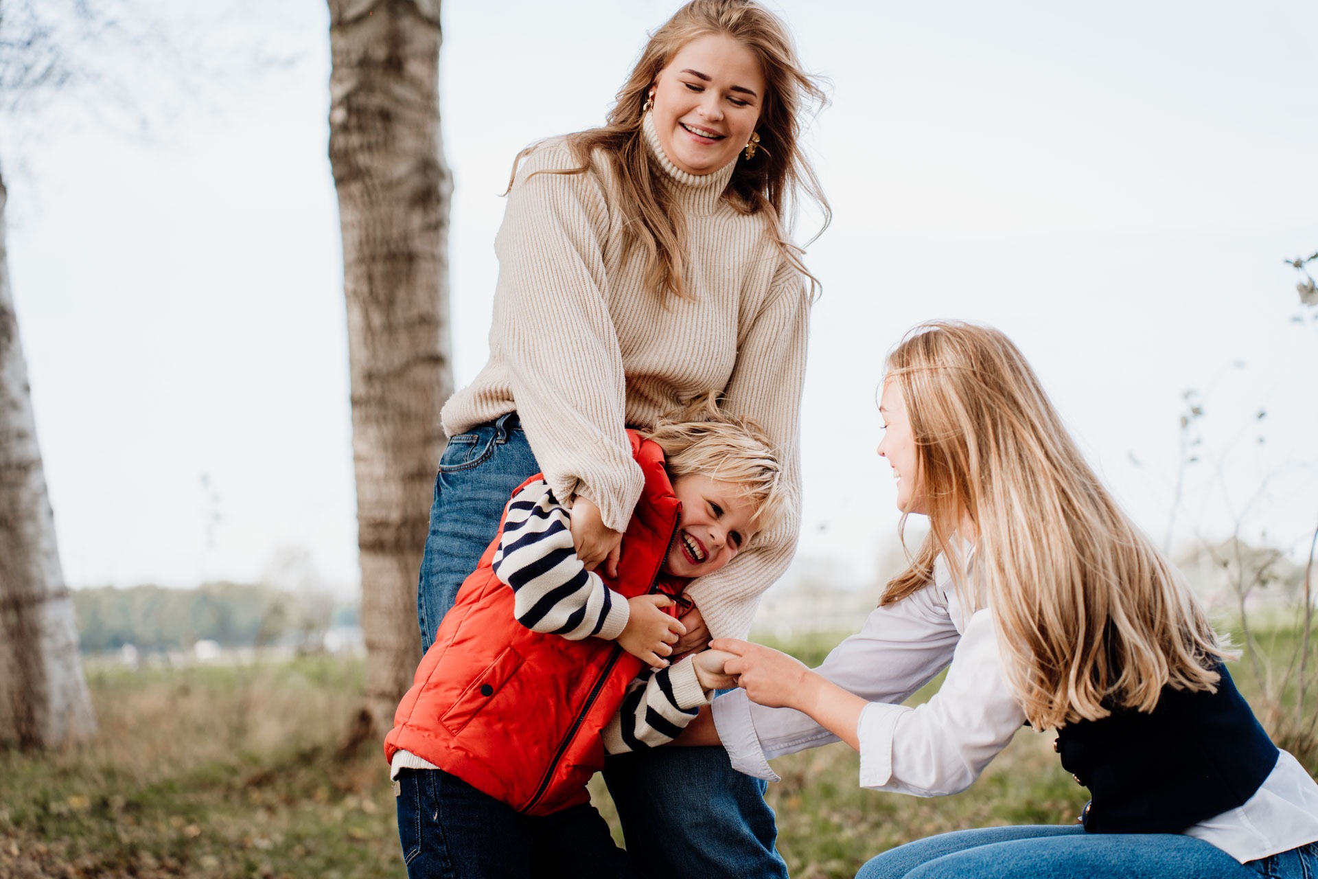 Familieshoot Annabos Rockanje – gezin met kleinkind lacht samen
