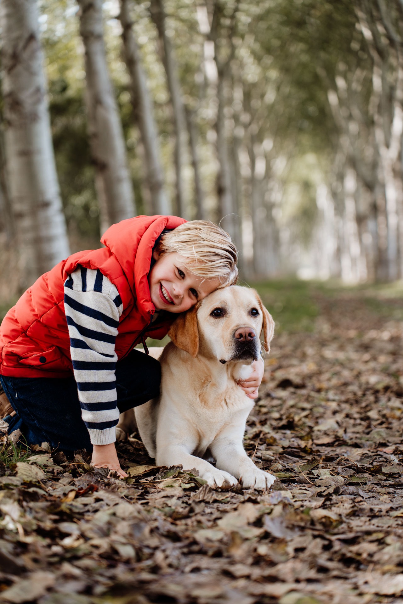 Familieshoot Annabos Rockanje – kind met hond op een bospad in Rockanje
