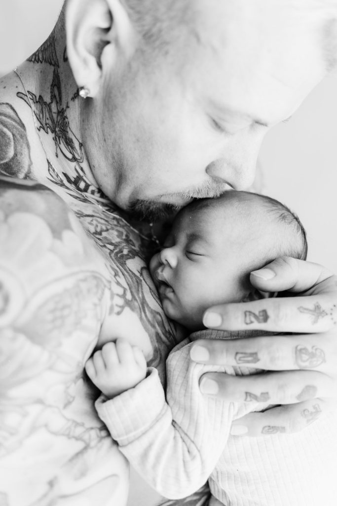 Sanne houdt baby Ziva dicht bij haar gezicht tijdens de newbornshoot in de studio, een puur en liefdevol moeder-kindmoment vastgelegd in Zuidland