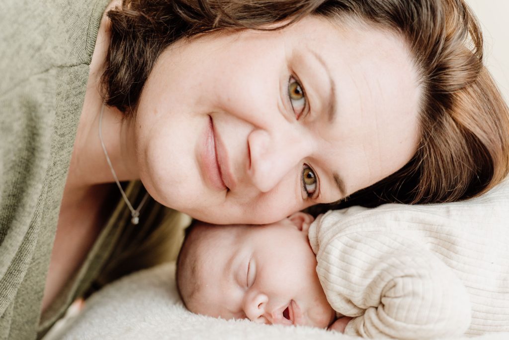 Detailfoto van de handjes en voetjes van pasgeboren baby Ziva tijdens de newbornshoot bij Daphne's Fotografie in Zuidland