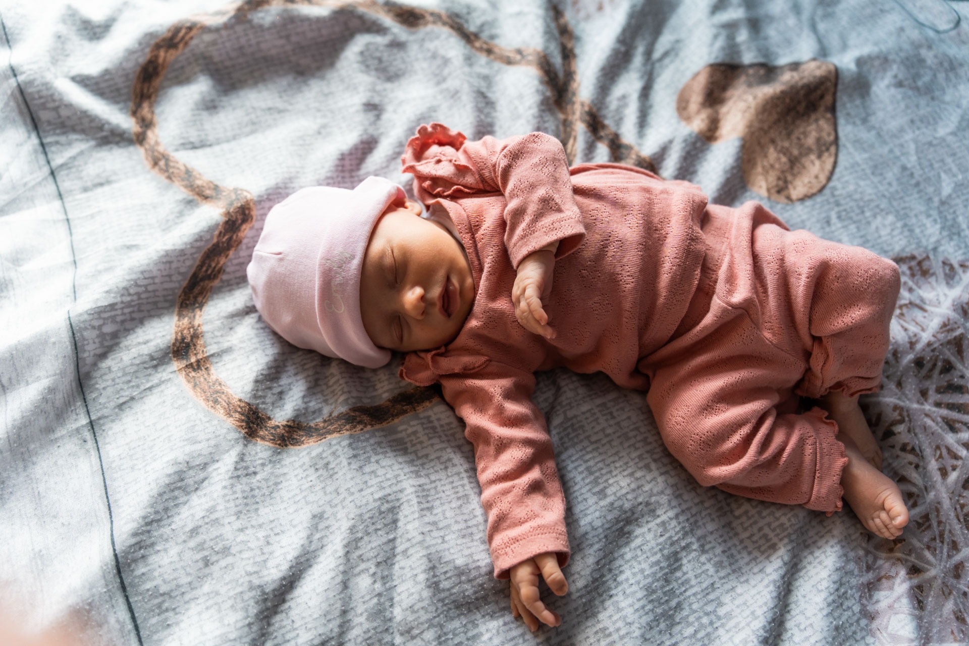 Newborn fotoshoot in Zuidland, baby meisje slaapt in roze setje