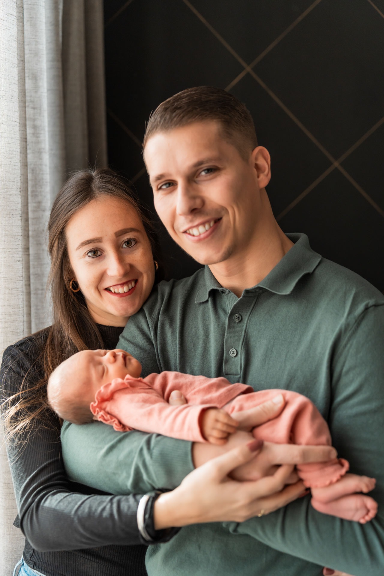 Newborn fotoshoot in Zuidland, gezinsportret met baby