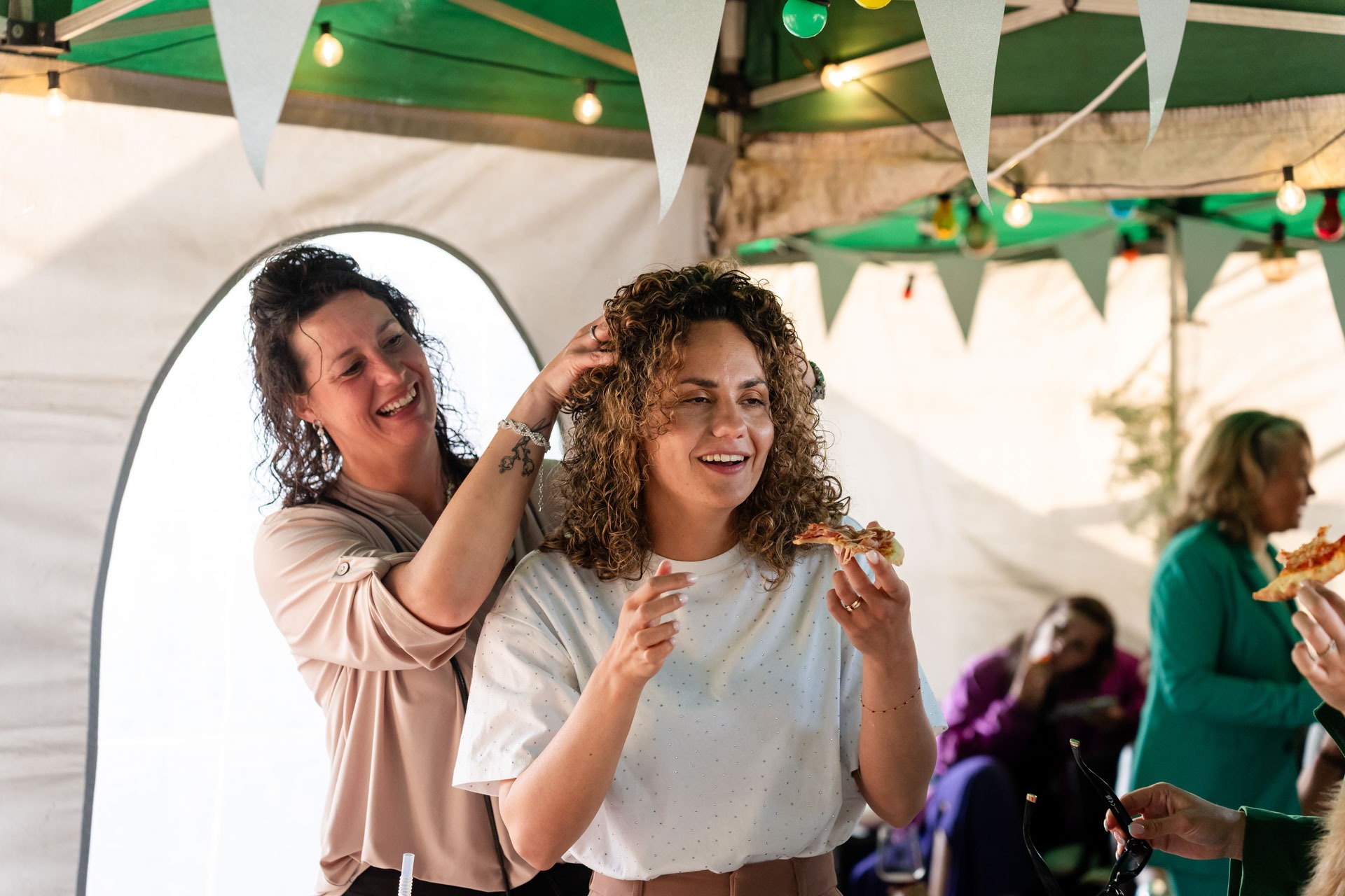 Bruid eet pizza tijdens de pizzaparty thuis na de bruiloft in Hellevoetsluis