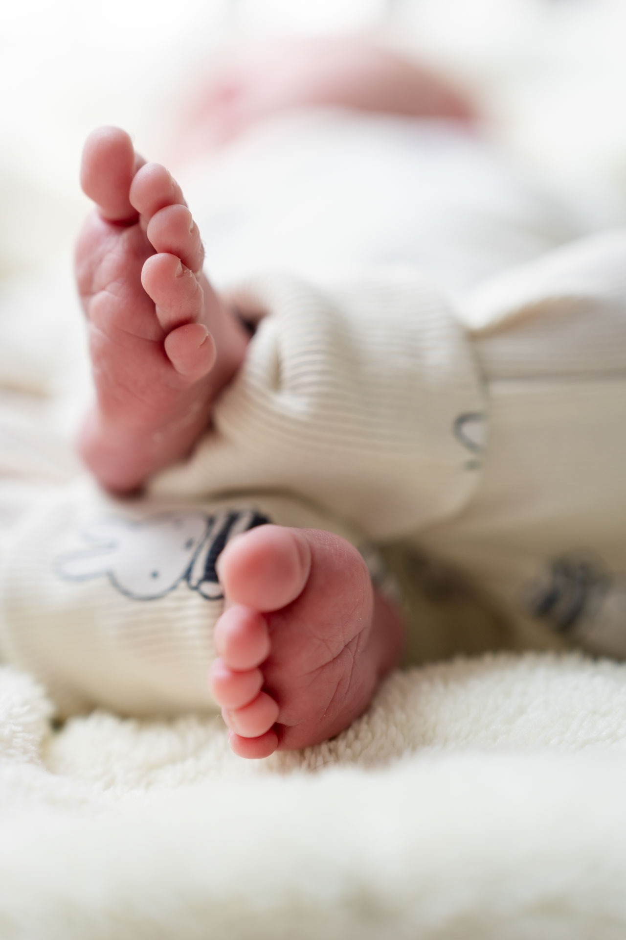 Kleine teentjes van pasgeboren baby tijdens newbornshoot aan huis Zwartewaal