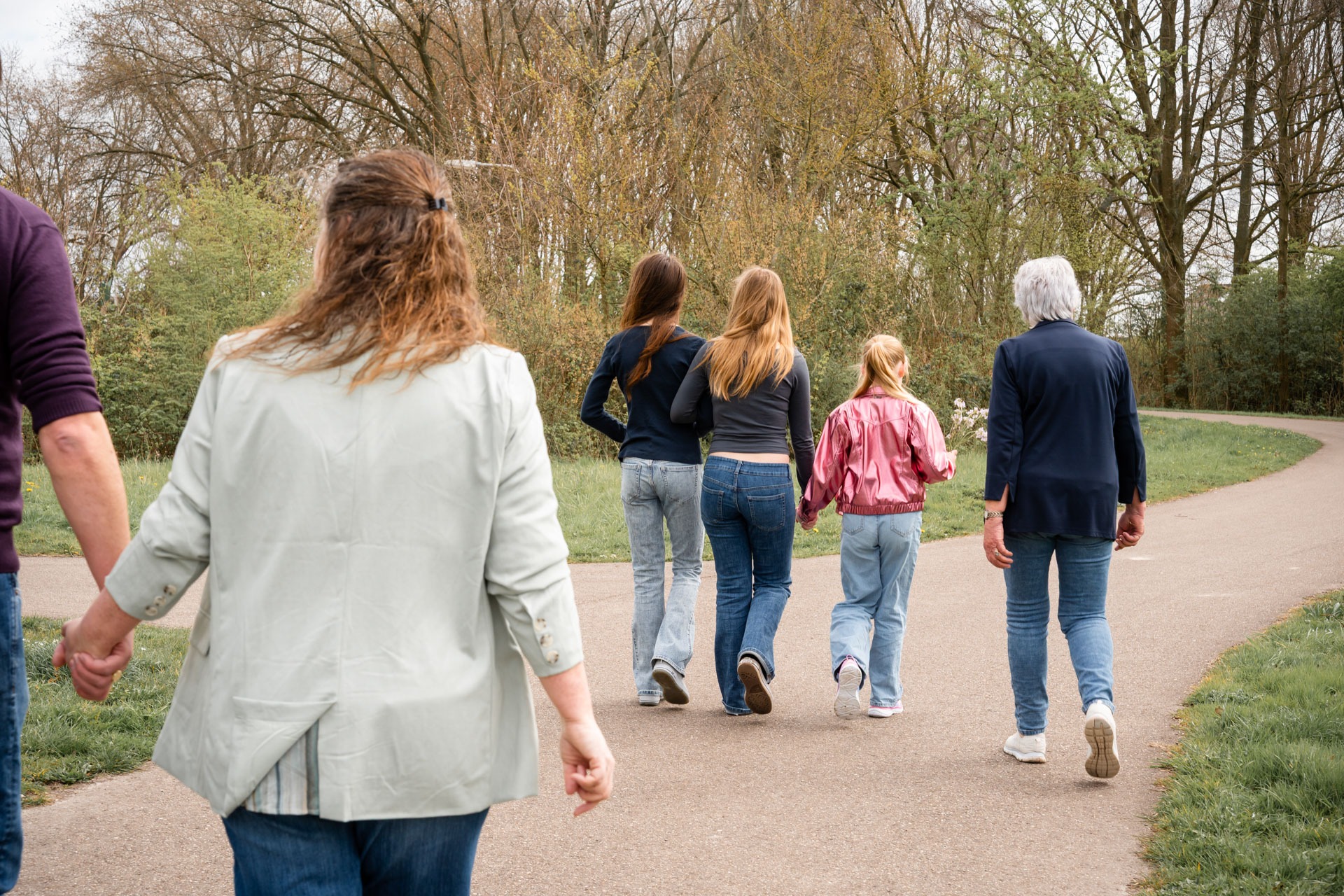 Familie wandelt samen over een pad tijdens familieshoot in Abbenbroek