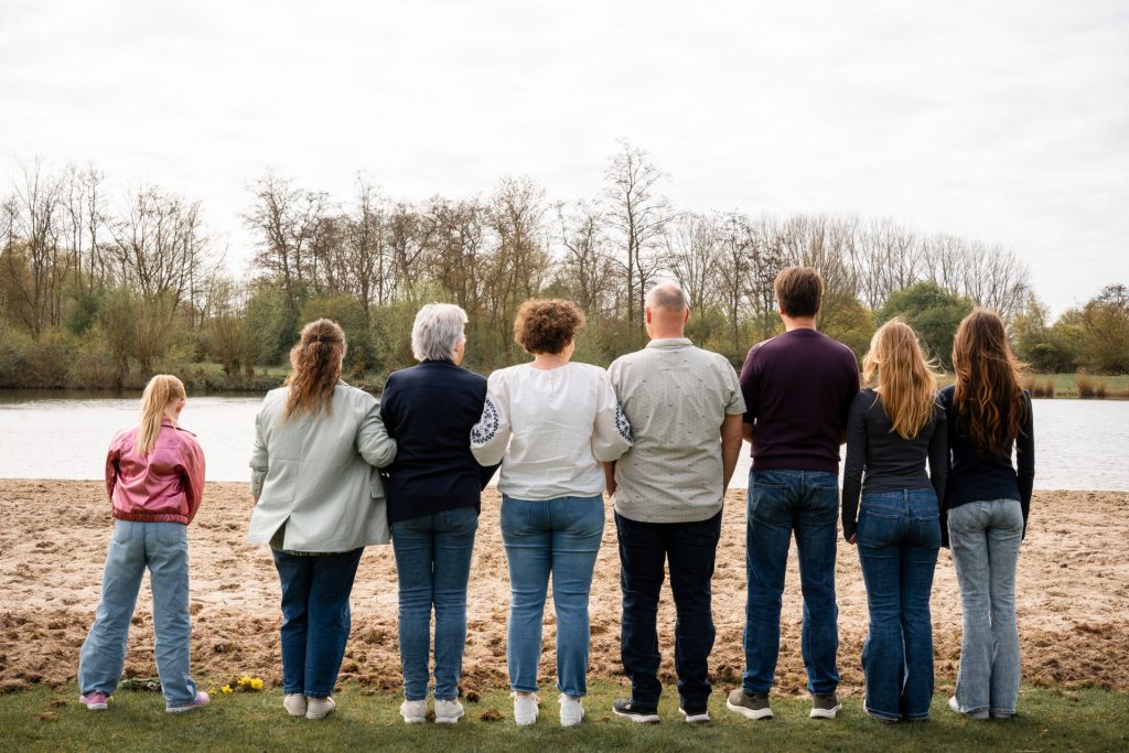 De hele familie loopt samen tijdens familieshoot bij de Bernisse in Abbenbroek
