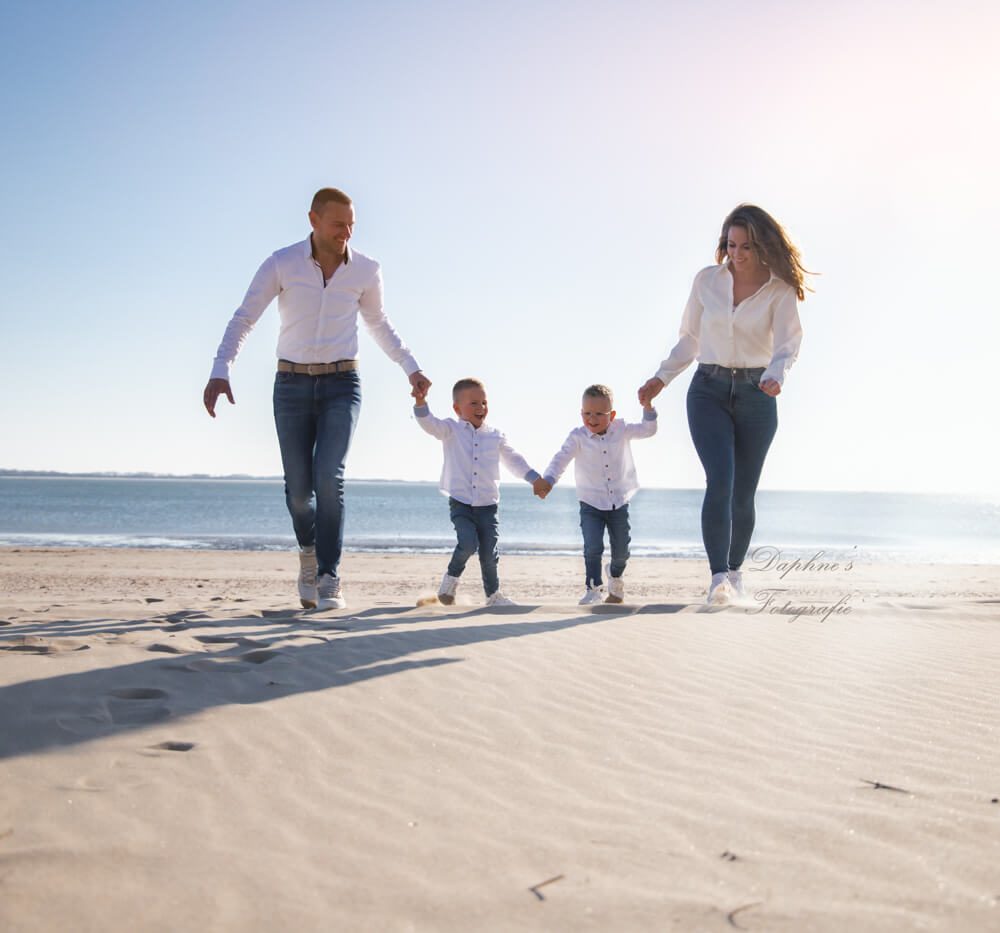 Strand shoot met gezin gemaakt door Daphne's fotografie